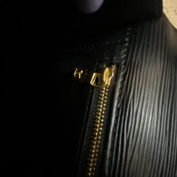 🔴SOLD🔴 Louis Vuitton Monceau Black Epi Leather - Picture 10 of 15